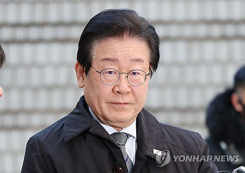 이재명 더불어민주당 대표가 7일 서울 서초구 서울중앙지법에서 열린 '대장동 배임·성남FC 뇌물' 관련 1심 속행 공판에 출석하기 위해 법정으로 향하고 있다. [연합뉴스]